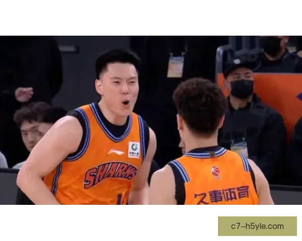 上海连胜十一场夺榜首 李弘权三分耀眼